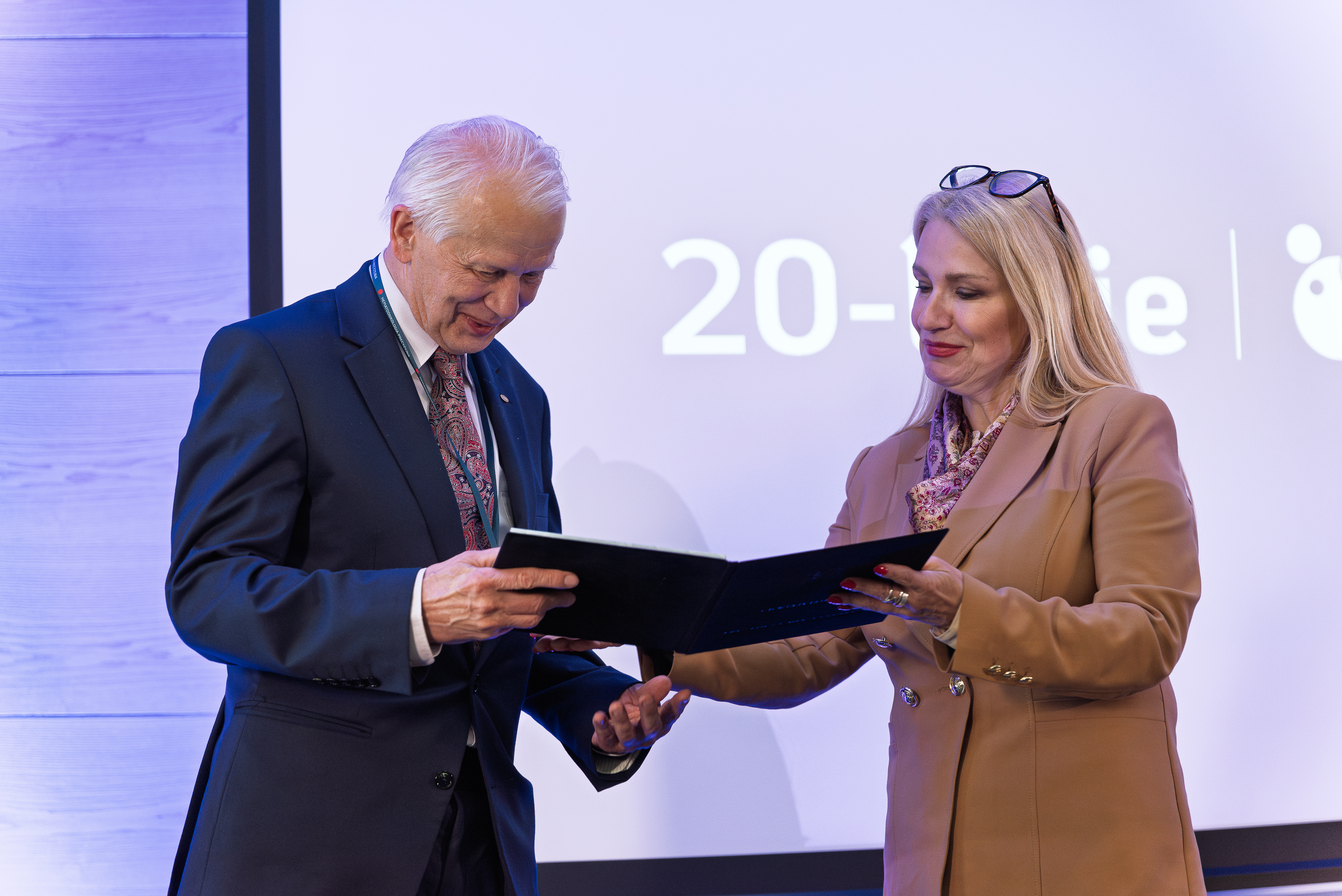 Gala 20-lecia PGSz - medal dla prof. Wiesława Wiktora Jędrzejczaka