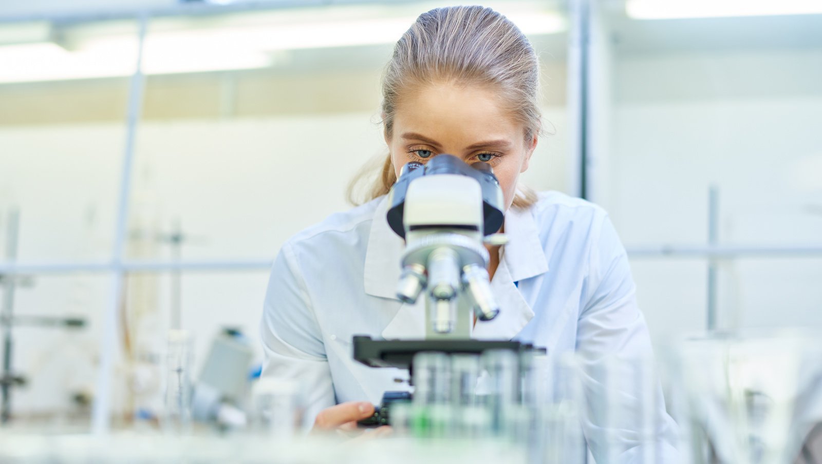 Diagnosta jako cichy bohater | 27 maja obchodzimy Światowy Dzień Diagnosty Laboratoryjnego