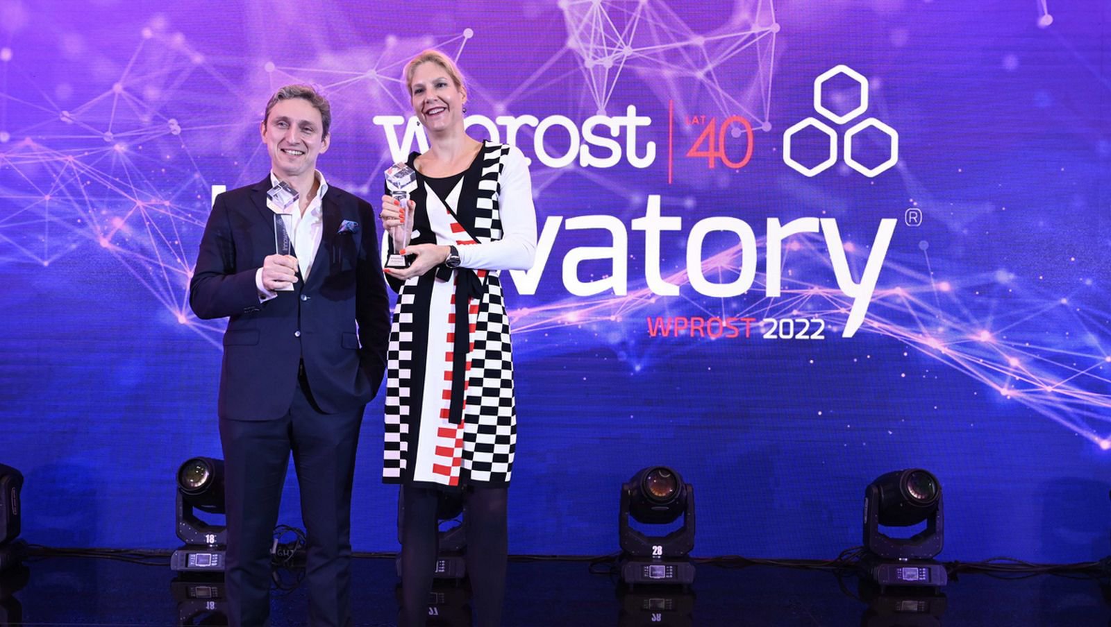 Statuetka Innowatora za wykorzystanie sztucznej inteligencji w procesie diagnostyki chorób rzadkich dla Fundacji Saventic