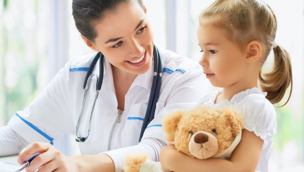 Biopsja szpiku u dzieci. Kiedy i jak znieczulać, żeby nie bolało?