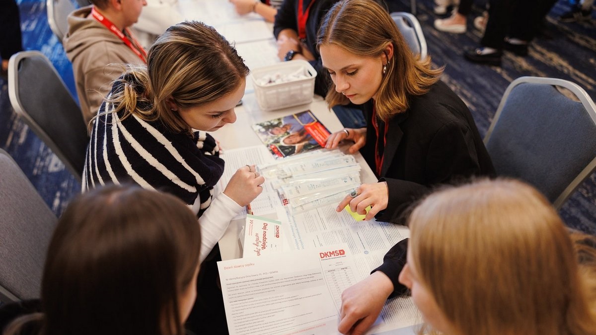 Ratowanie życia można zacząć od prostej rozmowy. Studentki i studenci włączają się...
