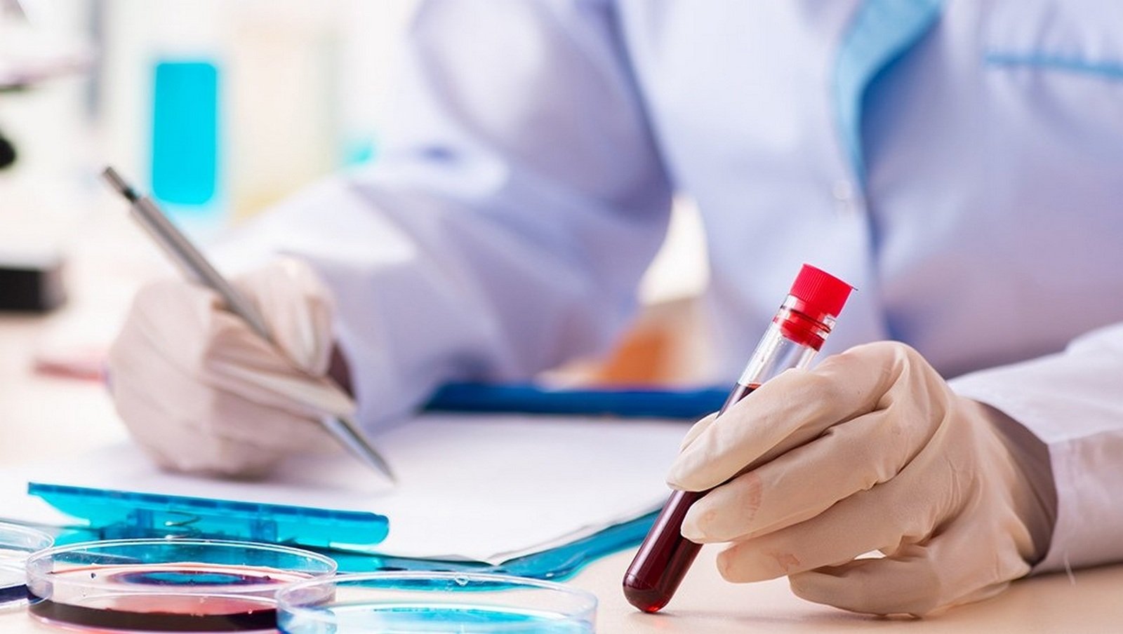 Weryfikacja probówek do pobierania krwi w laboratorium hematologicznym