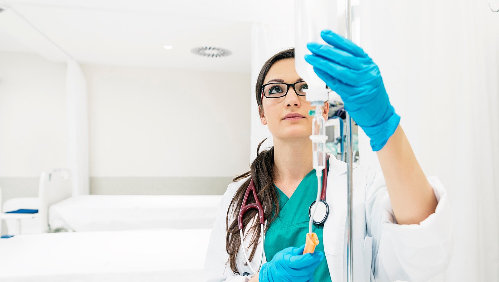 Rola bezpiecznego sprzętu i raportowania w pracy pielęgniarki: zapewnienie ochrony pacjentom i personelowi medycznemu