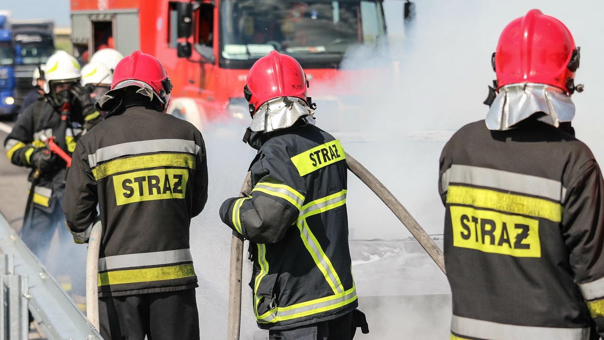 Gaszą pożary, a w Karkonoszach rozpalą nadzieję! Blisko 1000 strażaków i strażaczek...