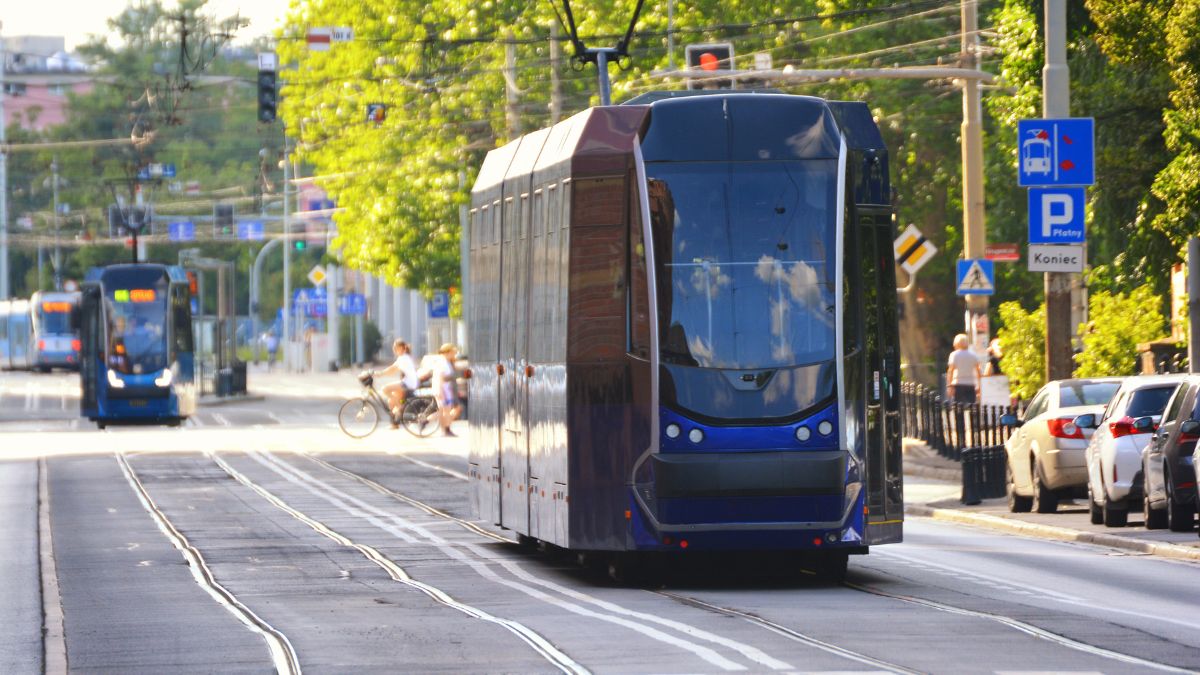 Tramwaj im. Ludwika i Hanny Hirszfeldów jeździ ulicami Wrocławia