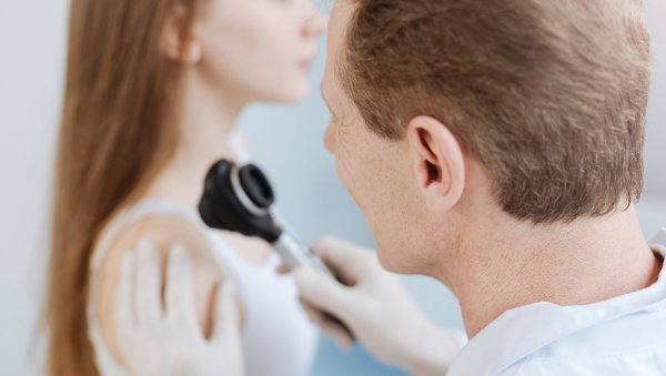 Wskazówki dermatologa - jak chronić i pielęgnować skórę podczas terapii przeciwnowotworowej