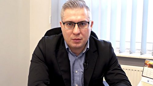 Jacy chorzy uczestniczyli w badaniu i jaka była skuteczność leczenia?
